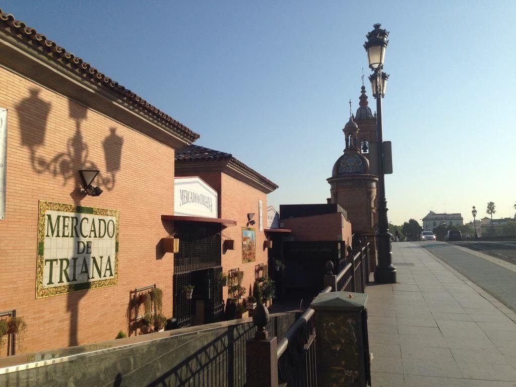 Fotografía Mercado de Triana, con el puente de Isabel II y la capilla del Carmen al fondo.