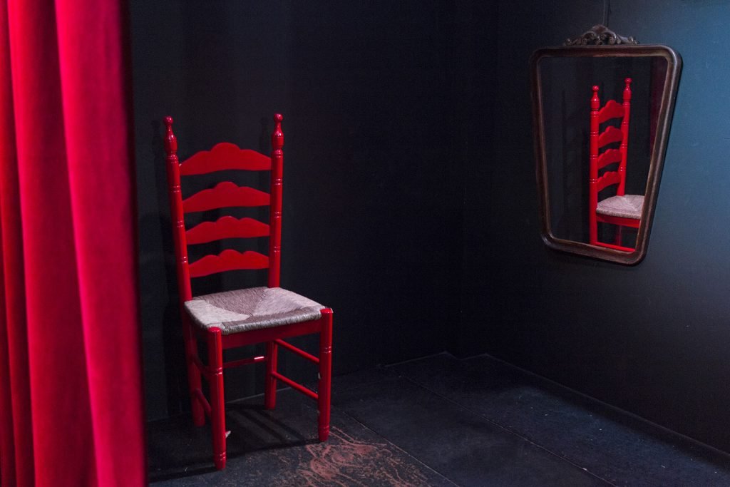 CasaLa Teatro, escenario con detalle de silla